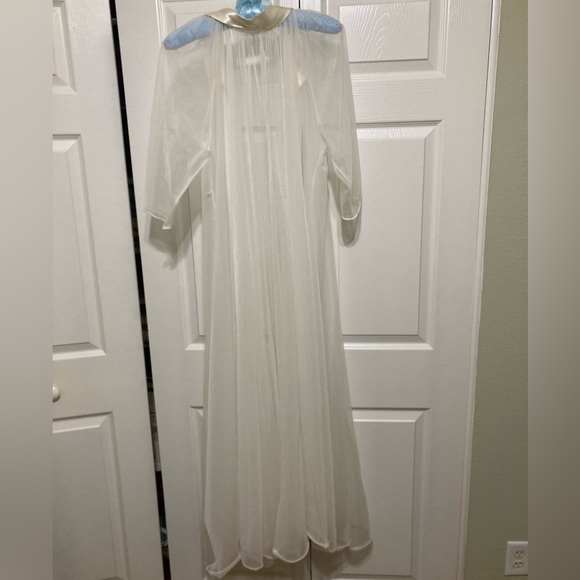 Vintage Vanity Fair Satin Collar Peignoir Rhinestone Closure Medium 3/4 Sleeve - Picture 2 of 4